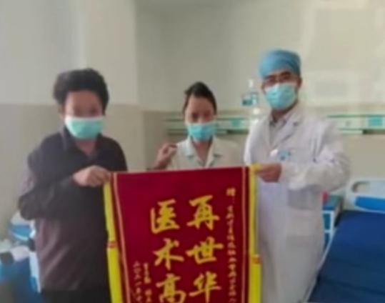 女子骑电车外出时，不幸与小车相撞，被“削”掉半边头颅奇迹存活休闲区蓝鸢梦想 - Www.slyday.coM