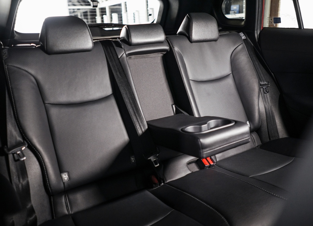 丰田又一全新suv,卡罗拉cross亮相,外观很霸气,两驱四驱都有