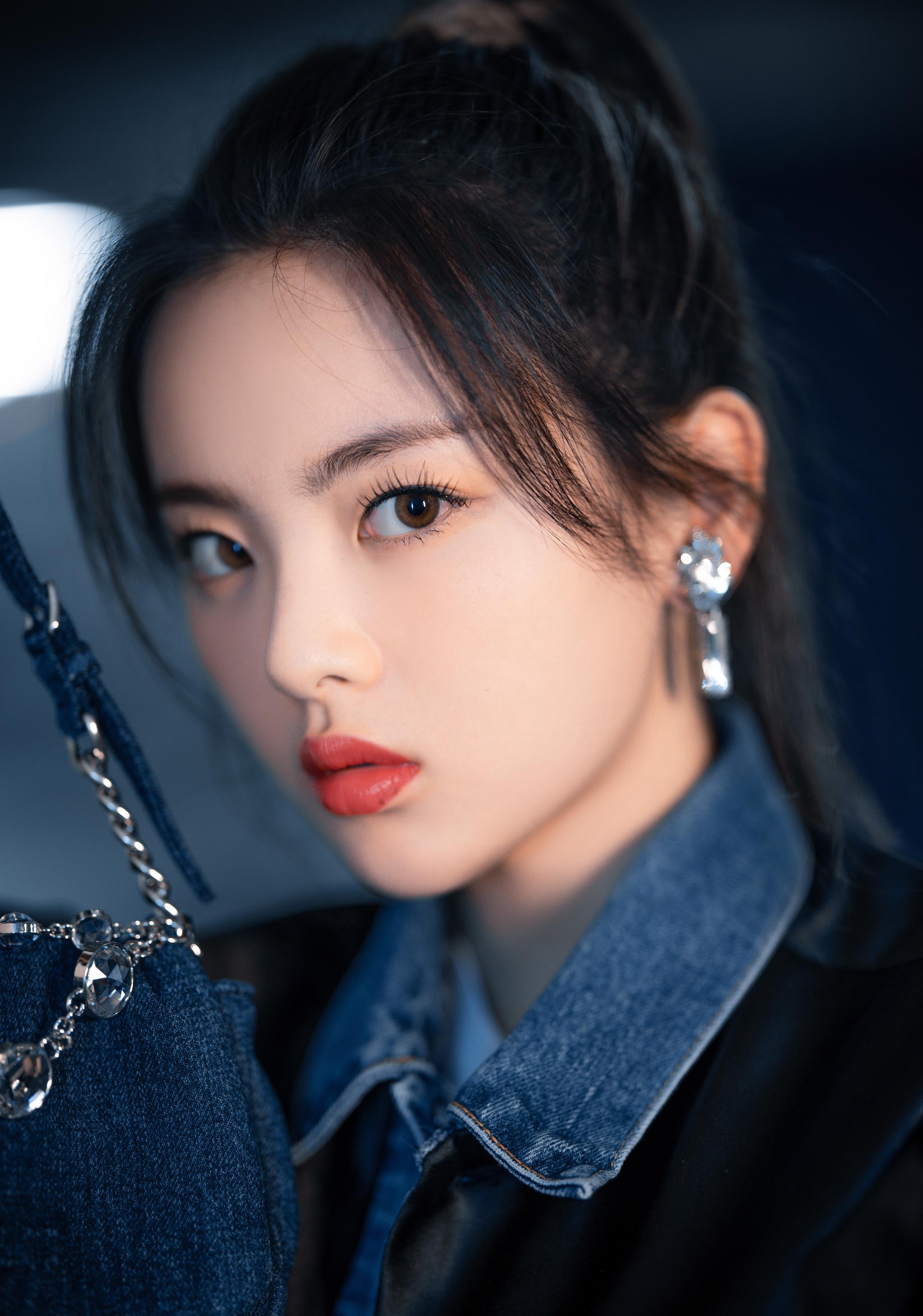 身穿miumiu x levis合作系列的复古牛仔外套……|miumiu|杨超越_新浪