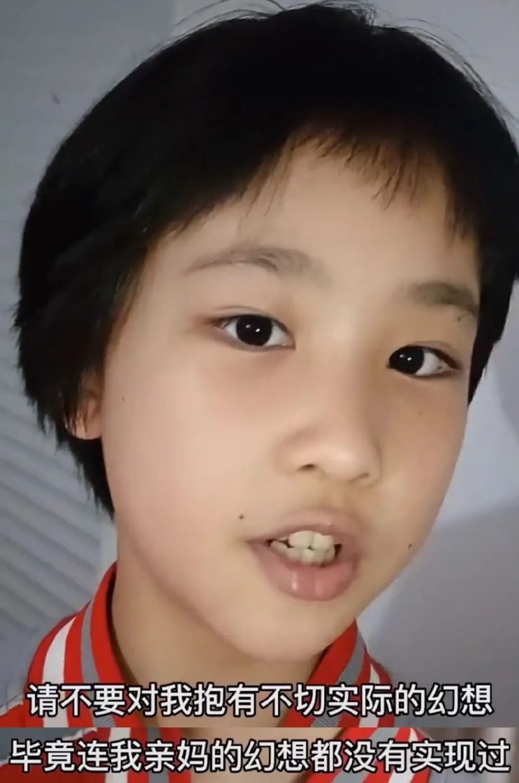 女大学生入学照被父母发到网上后，网友却因为她的穿搭吵开了锅？休闲区蓝鸢梦想 - Www.slyday.coM