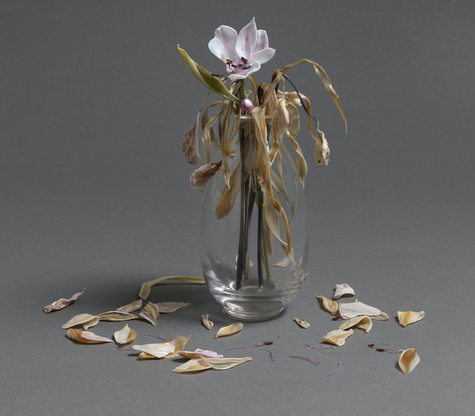 艺术家lillatabasso用玻璃雕刻出的枯萎花朵