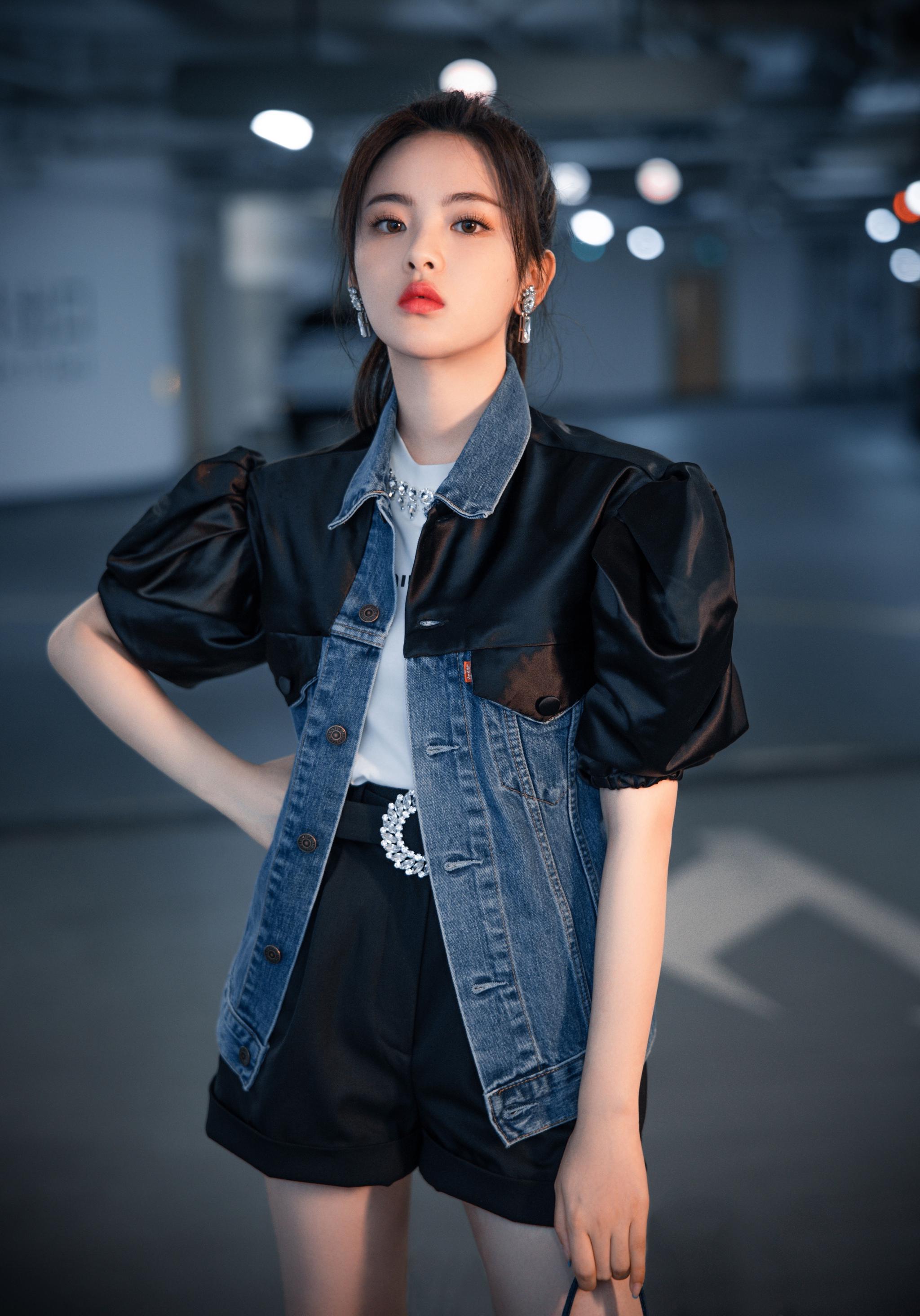 身穿miumiu x levis合作系列的复古牛仔外套……|miumiu|杨超越_新浪