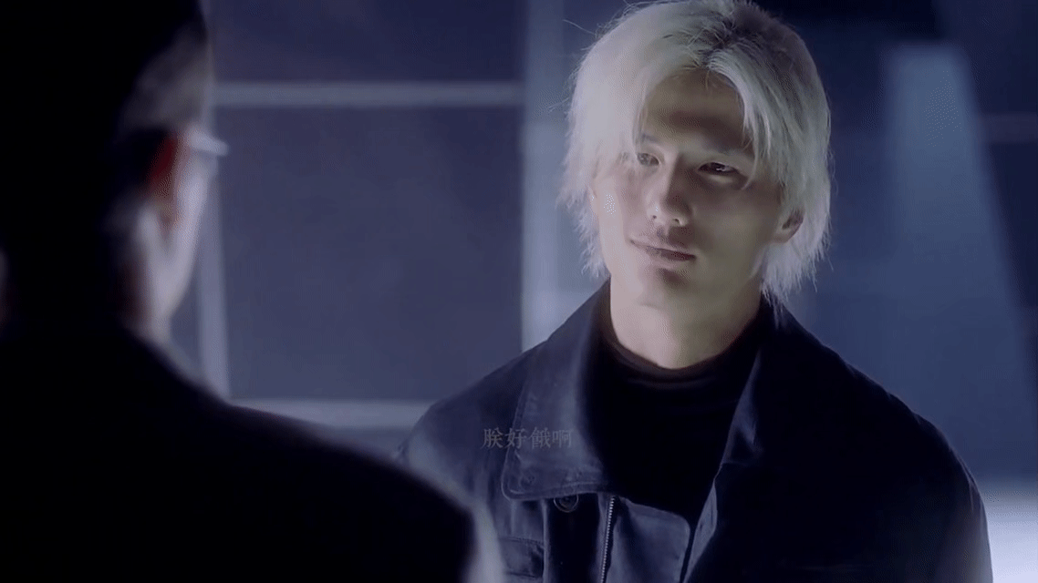 看看年轻时候的尹子维银色的头发真的好像是从港式漫画里面走出来的人