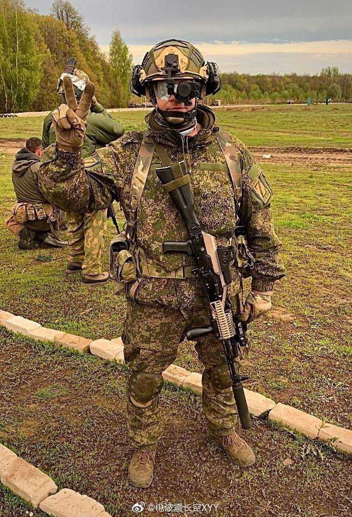 俄军特战白天进行的单兵夜视仪使用训练