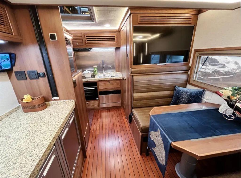 动静有致 惬享豪华 | 巨威一汽解放雪鹰越野房车 升顶空间 续航强