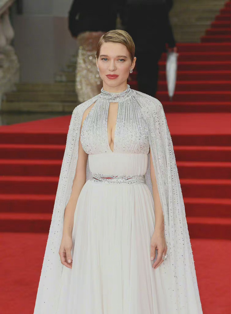 《007:无暇赴死》英国首映,女主角蕾雅·赛杜亮相