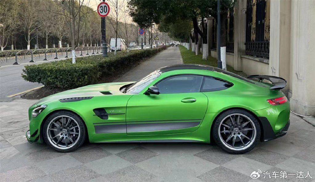 奔驰amggtrpro奇缺绿外黑内搭配