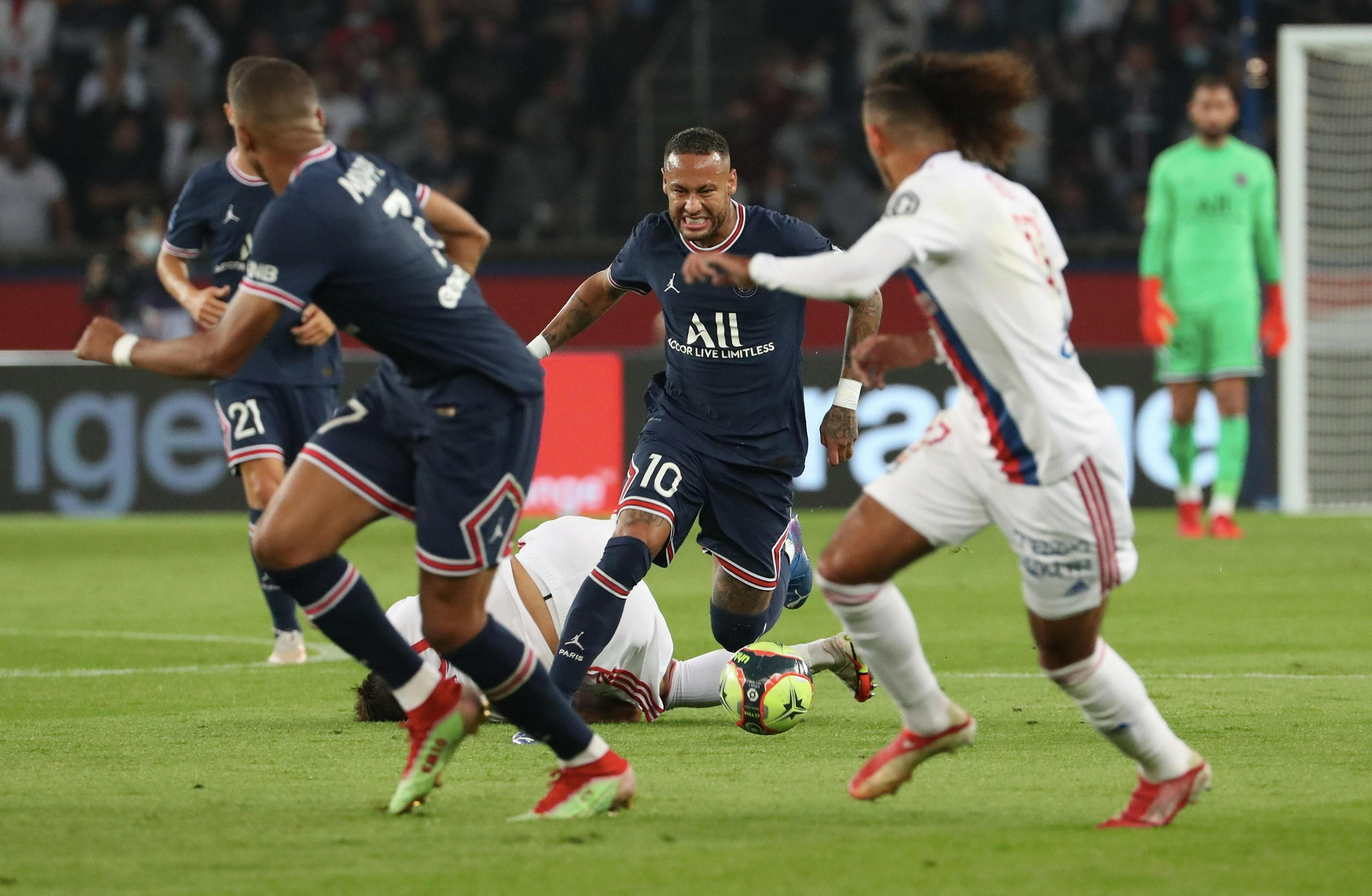 法甲:巴黎圣日耳曼2-1里昂