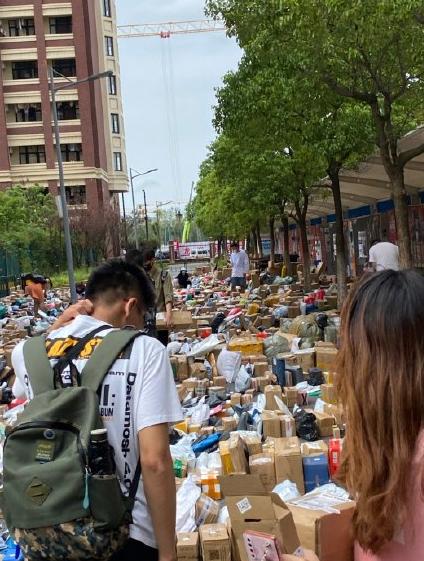 新生的购买力到底有多强?网友:快递都把路堵了休闲区蓝鸢梦想 - Www.slyday.coM 新生的购买力到底有多强?网友:快递都把路堵了休闲区蓝鸢梦想 - Www.slyday.coM