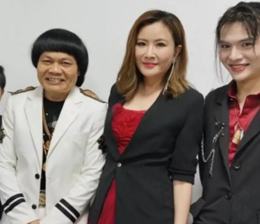 金牌配角八两金携儿子忙捞金,父子搭档做网红,26岁儿子高大秀气休闲区蓝鸢梦想 - Www.slyday.coM 金牌配角八两金携儿子忙捞金,父子搭档做网红,26岁儿子高大秀气休闲区蓝鸢梦想 - Www.slyday.coM