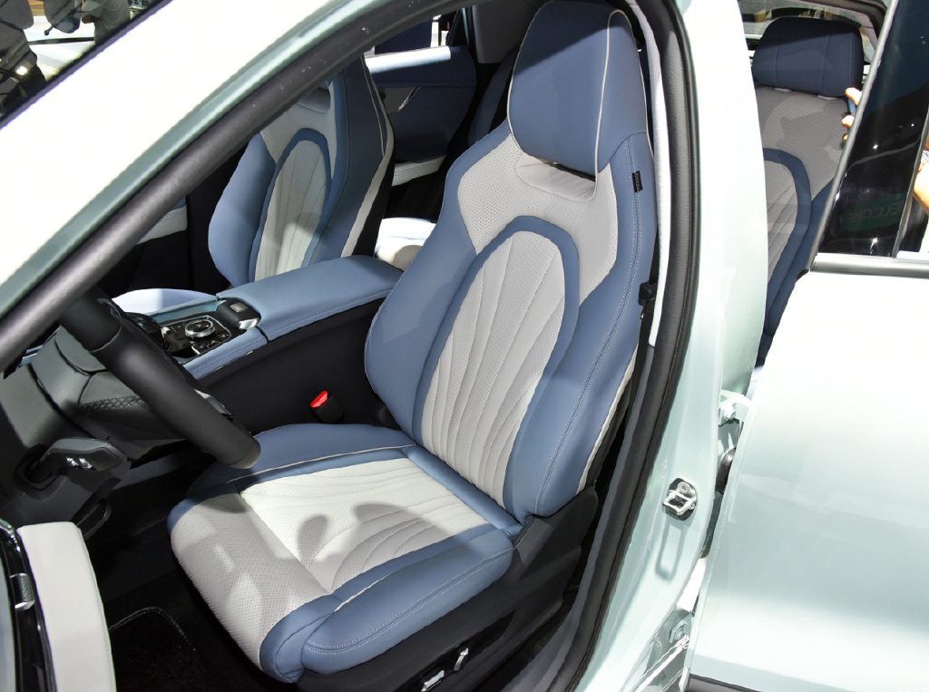 潮跑SUV内斗？大众探歌VS 奇瑞欧萌达，谁会更胜一筹？