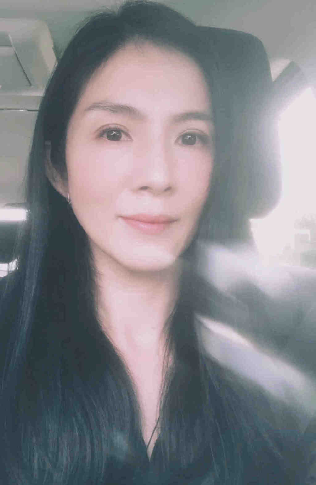 48岁杨采妮近照曝光,穿拖鞋外出优雅自在,移居狮城5年生活低调|疫情|杨采妮|邱韶智_新浪新闻