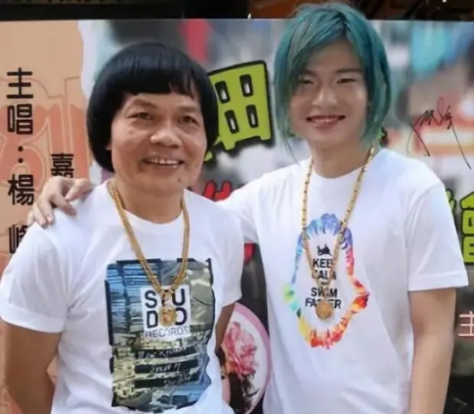 金牌配角八两金携儿子忙捞金,父子搭档做网红,26岁儿子高大秀气休闲区蓝鸢梦想 - Www.slyday.coM 金牌配角八两金携儿子忙捞金,父子搭档做网红,26岁儿子高大秀气休闲区蓝鸢梦想 - Www.slyday.coM