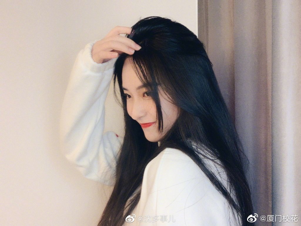 她叫沈乐妍,00年,就读于香港中文大学,身高170cm