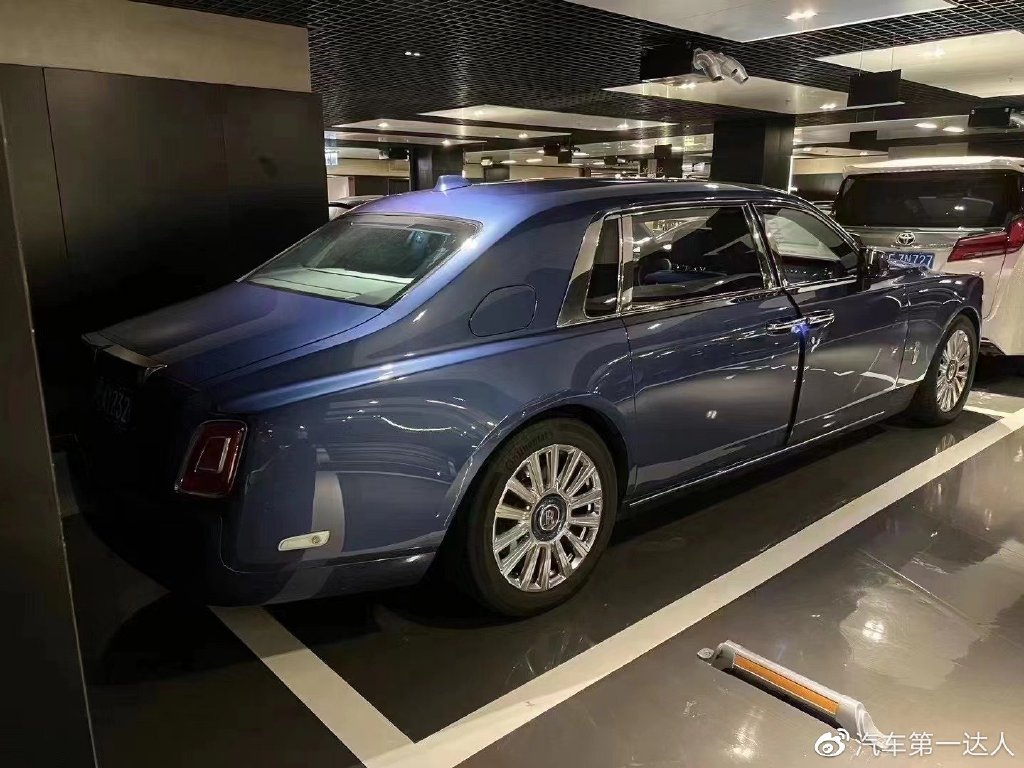 惊现最新终结版本,蓝牌迈巴赫62s-新浪汽车