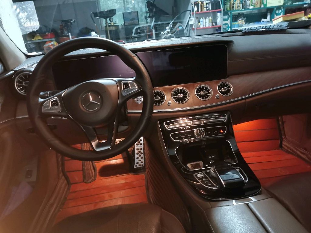 建筑行业一年不如一年,包工头卖掉奔驰e300,换电车省油费