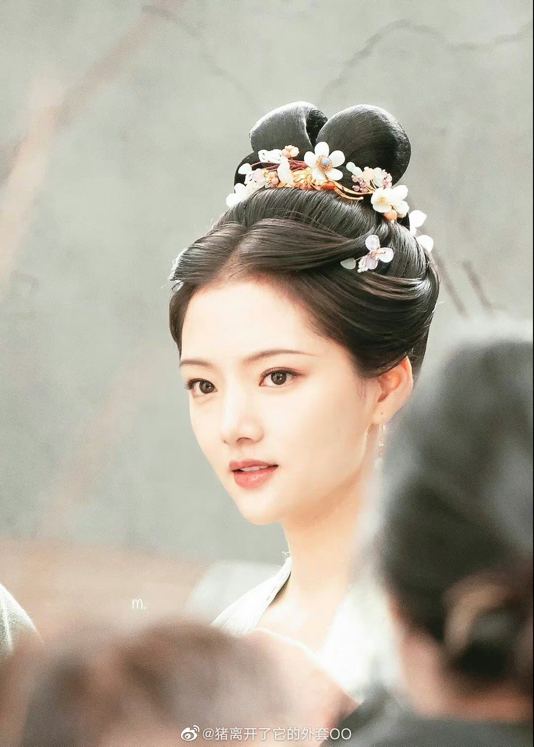 任敏《锦绣安宁》路透图9615 绿裙翩翩,弯弯柳眉,拍戏一切顺利