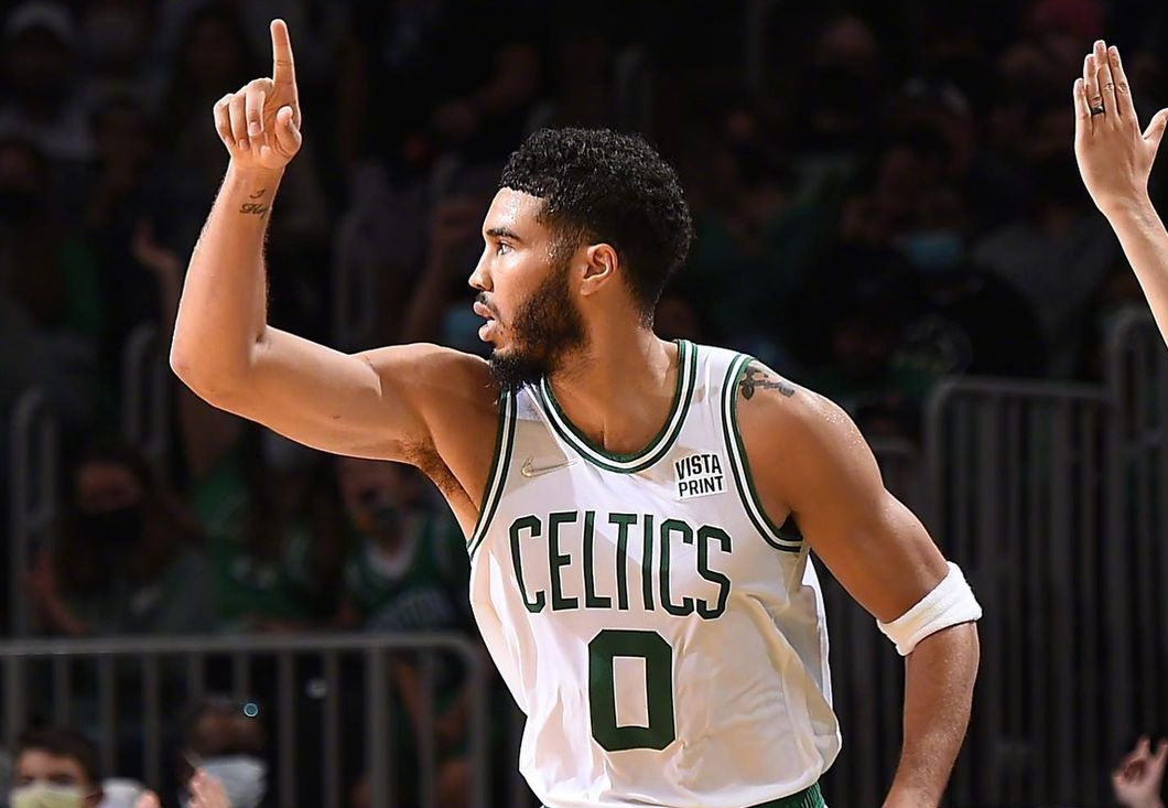 塔图姆带队两连胜!湖人旧将地位不保,范乔丹空砍22分难阻两连败