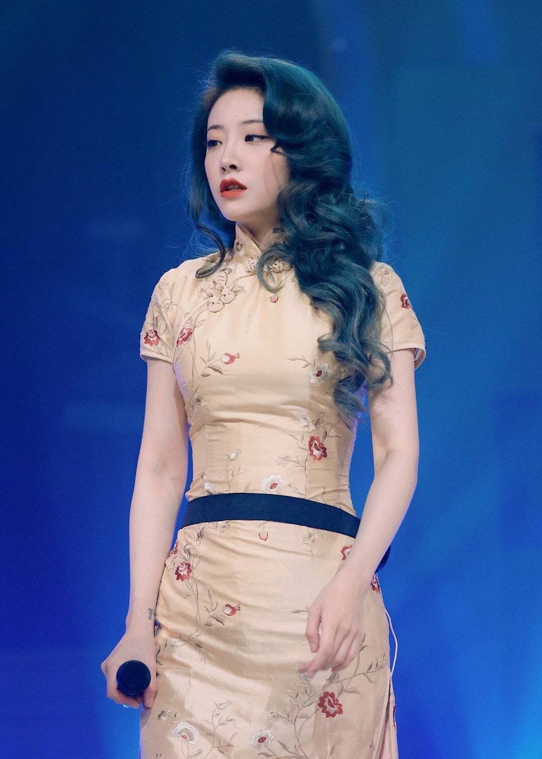 喻言旗袍装,旗袍好看人也好看,就是这个拍摄角度有点迷.