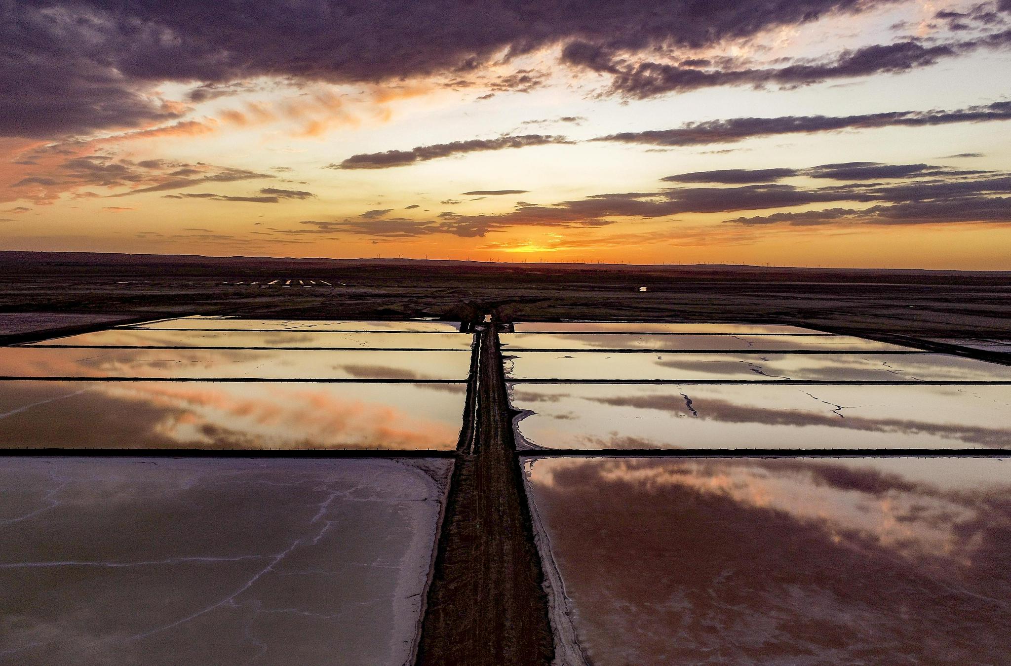 内蒙古:古盐湖扮美高原