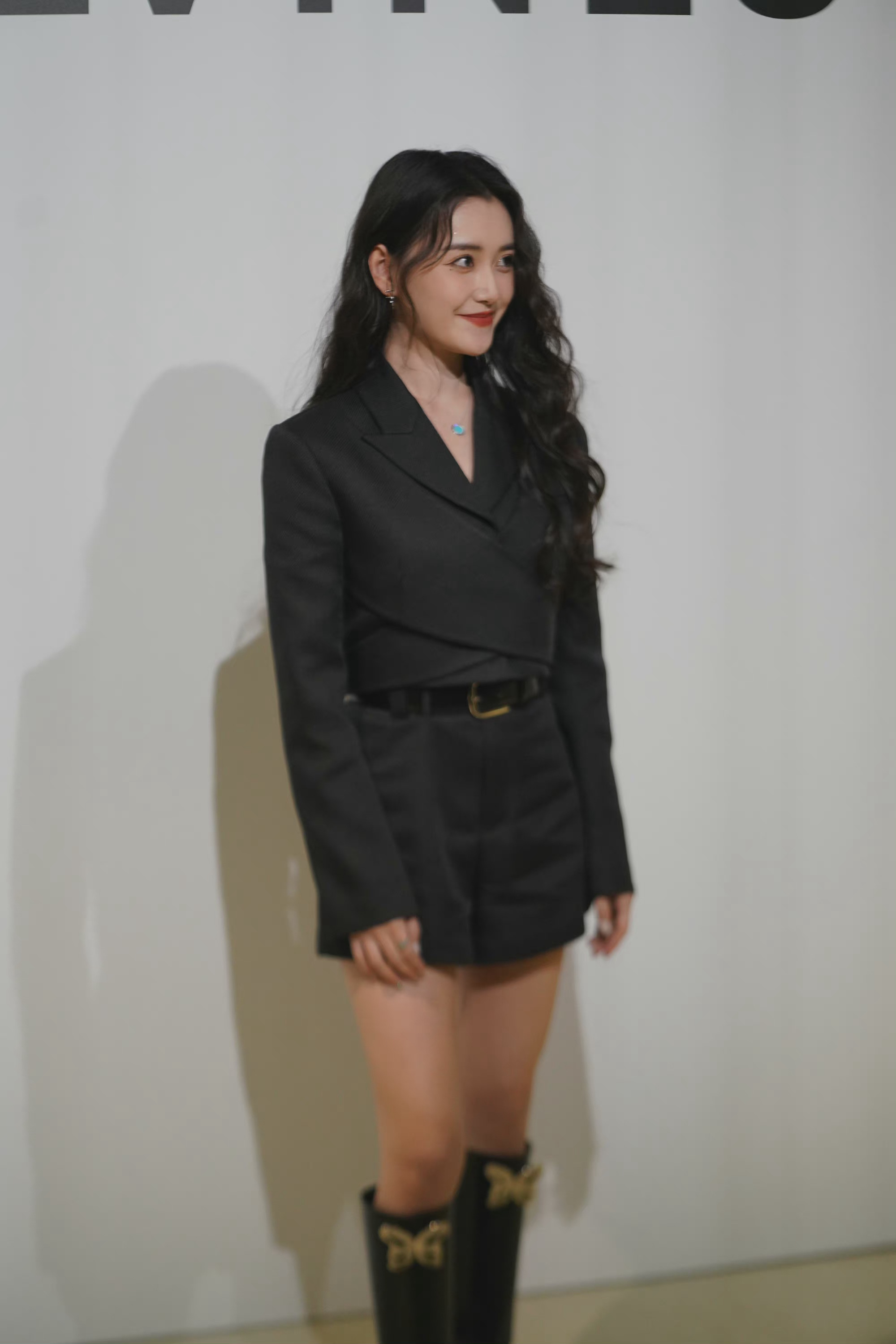 蒋依依活动生图,黑西装77长卷发造型……__财经头条