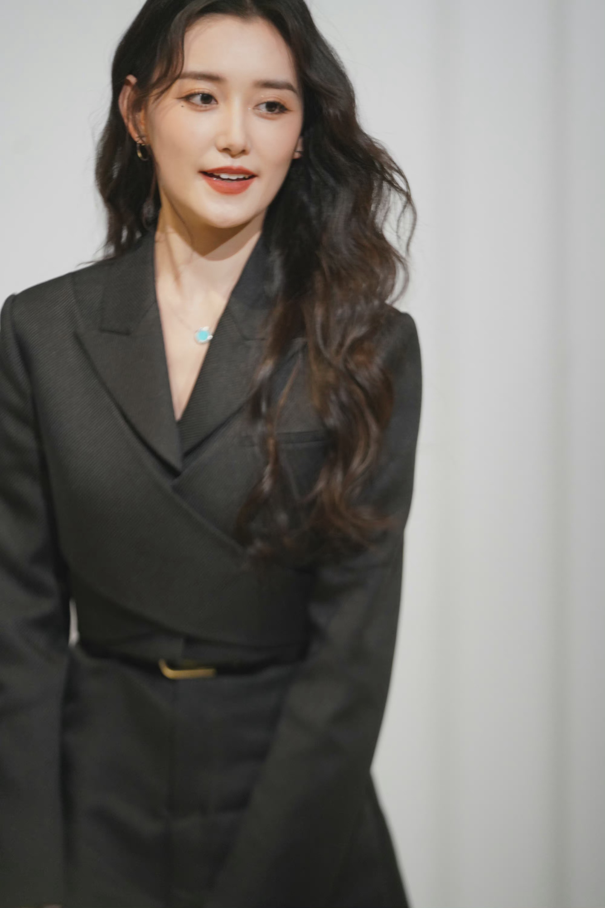 蒋依依活动生图,黑西装77长卷发造型……_高清图集_新浪网