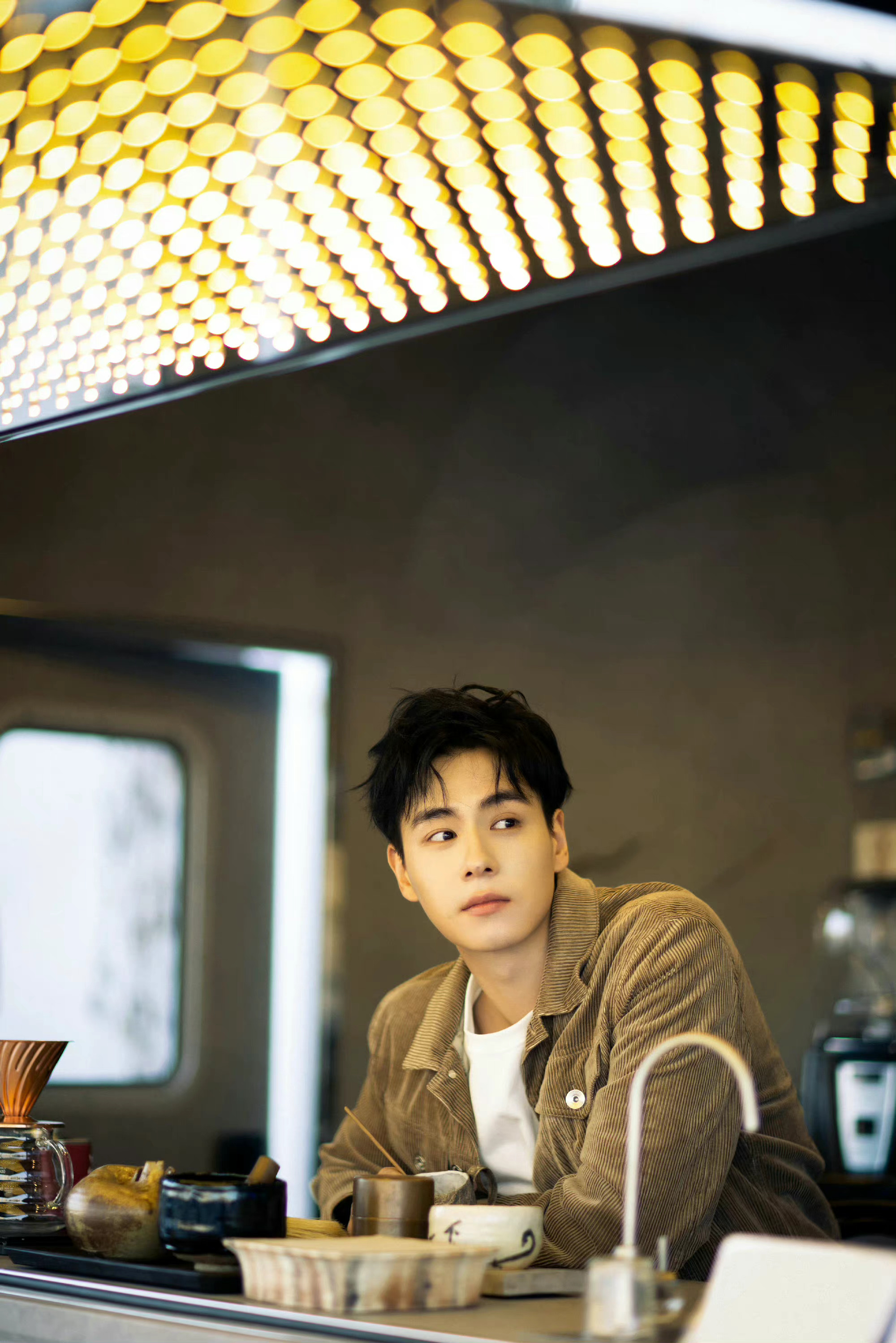 胡一天周末咖啡店随拍照 帅哥享受惬意时光,笑得好甜_高清图集_新浪网