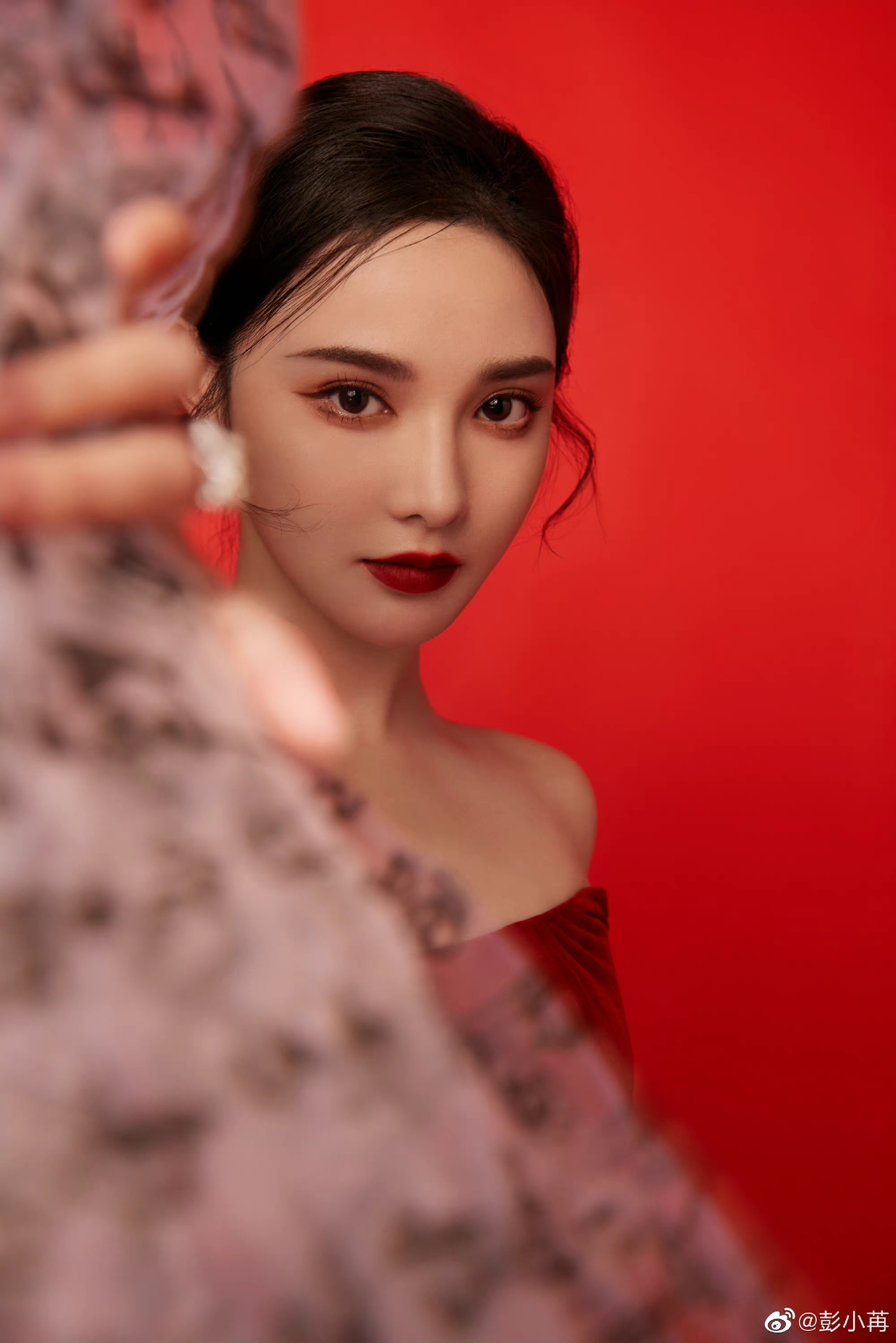 彭小苒立春红裙写真大片～ 惊艳绝美 人比花更美_高清图集_新浪网