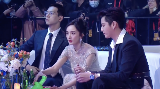 杨幂吴亦凡李现台下玩游戏,差点领错奖,像上课开小差的学生|李现|杨幂
