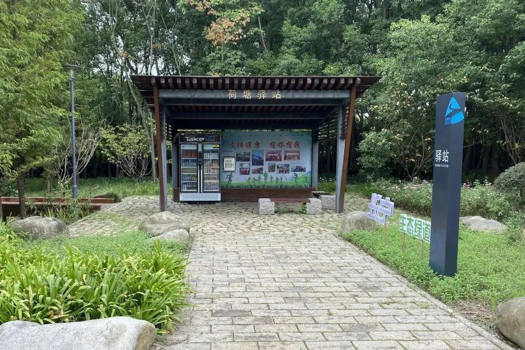 荷塘驿站,处于外环林带生态绿道广顺北路出入口以南,驿站内设有桌椅
