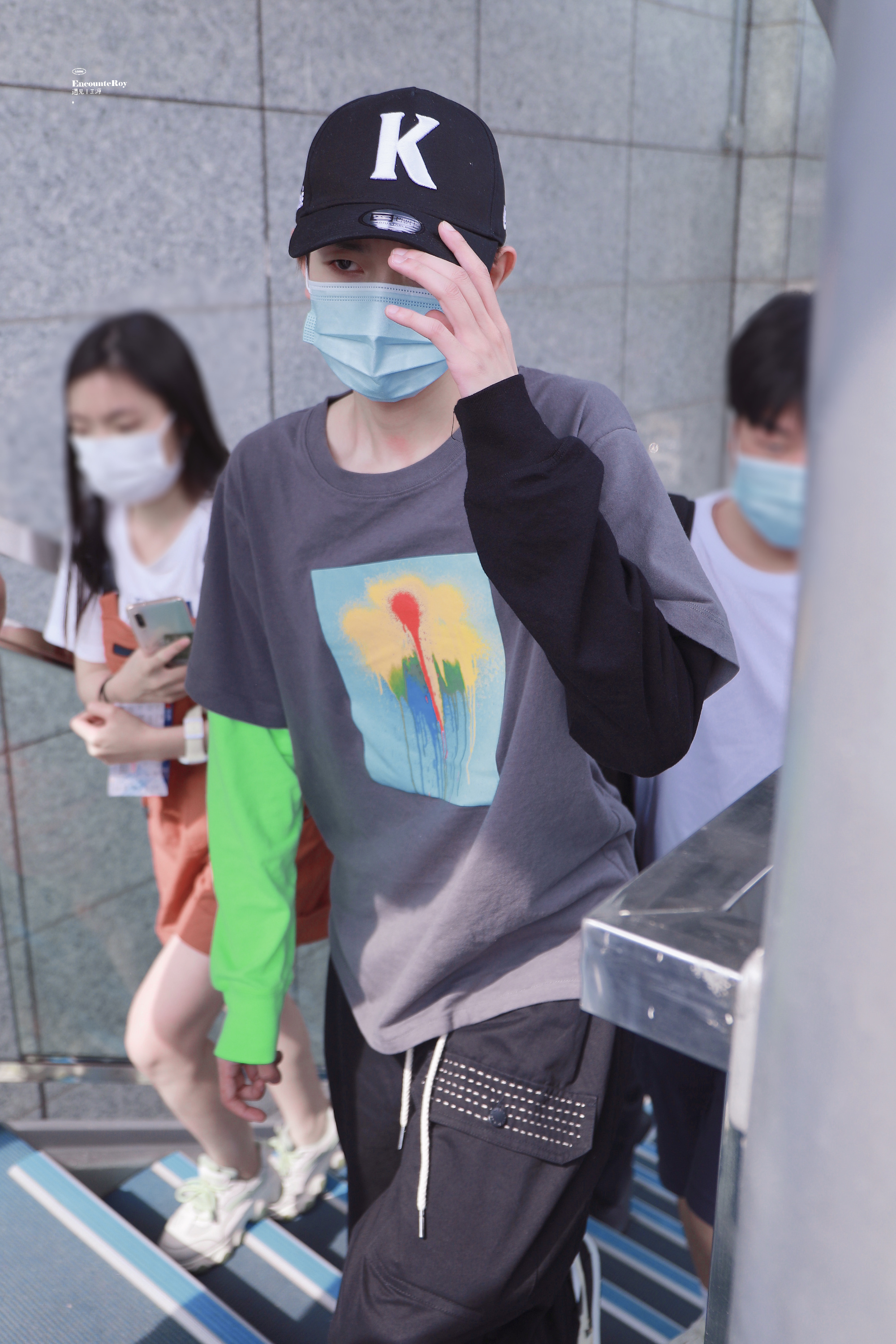 王源机场饭拍 t恤 棒球帽,干净清爽! 好男友风的穿搭啊!