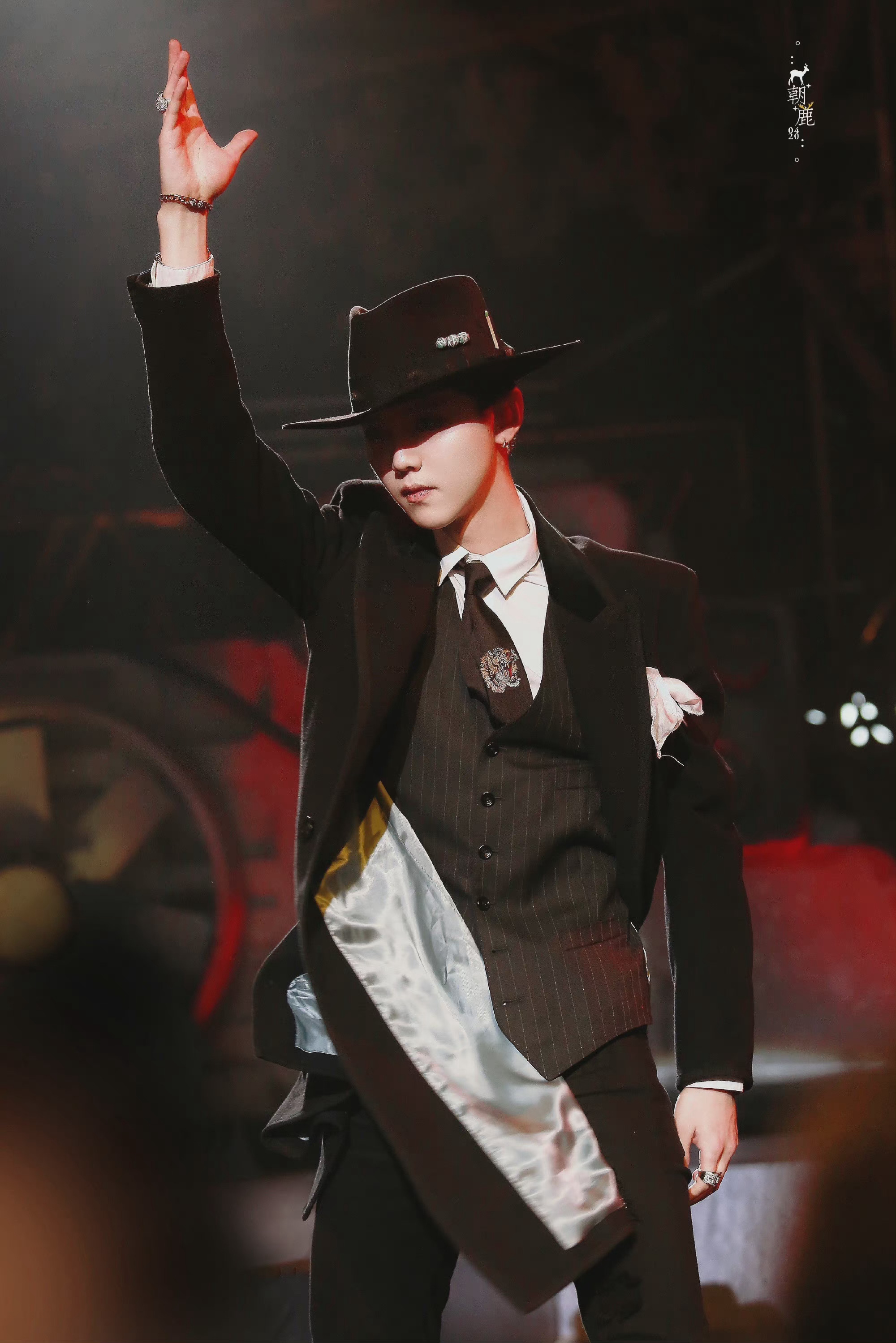 鹿晗《魔术舞》_高清图集_新浪网