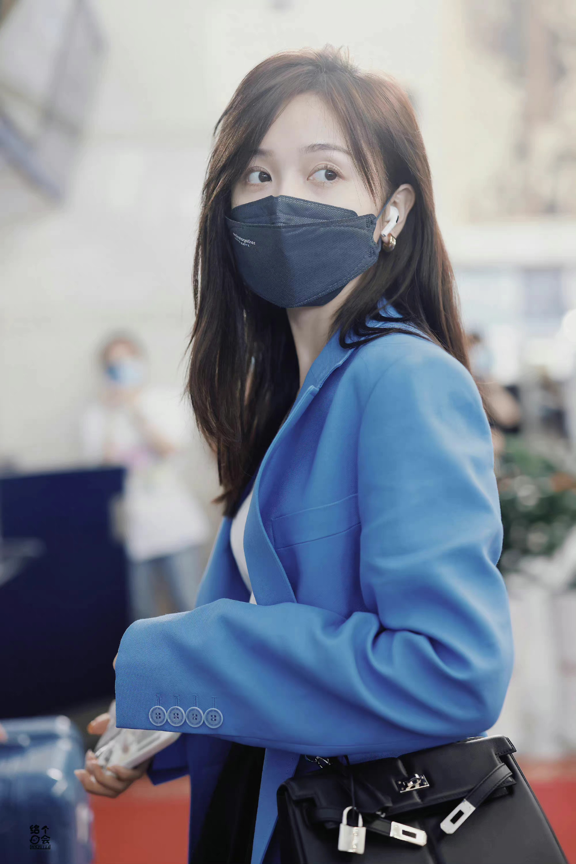 吴宣仪今日机场饭拍~ 蓝色西装外套,白色内搭,黑色短裤……_高清图集