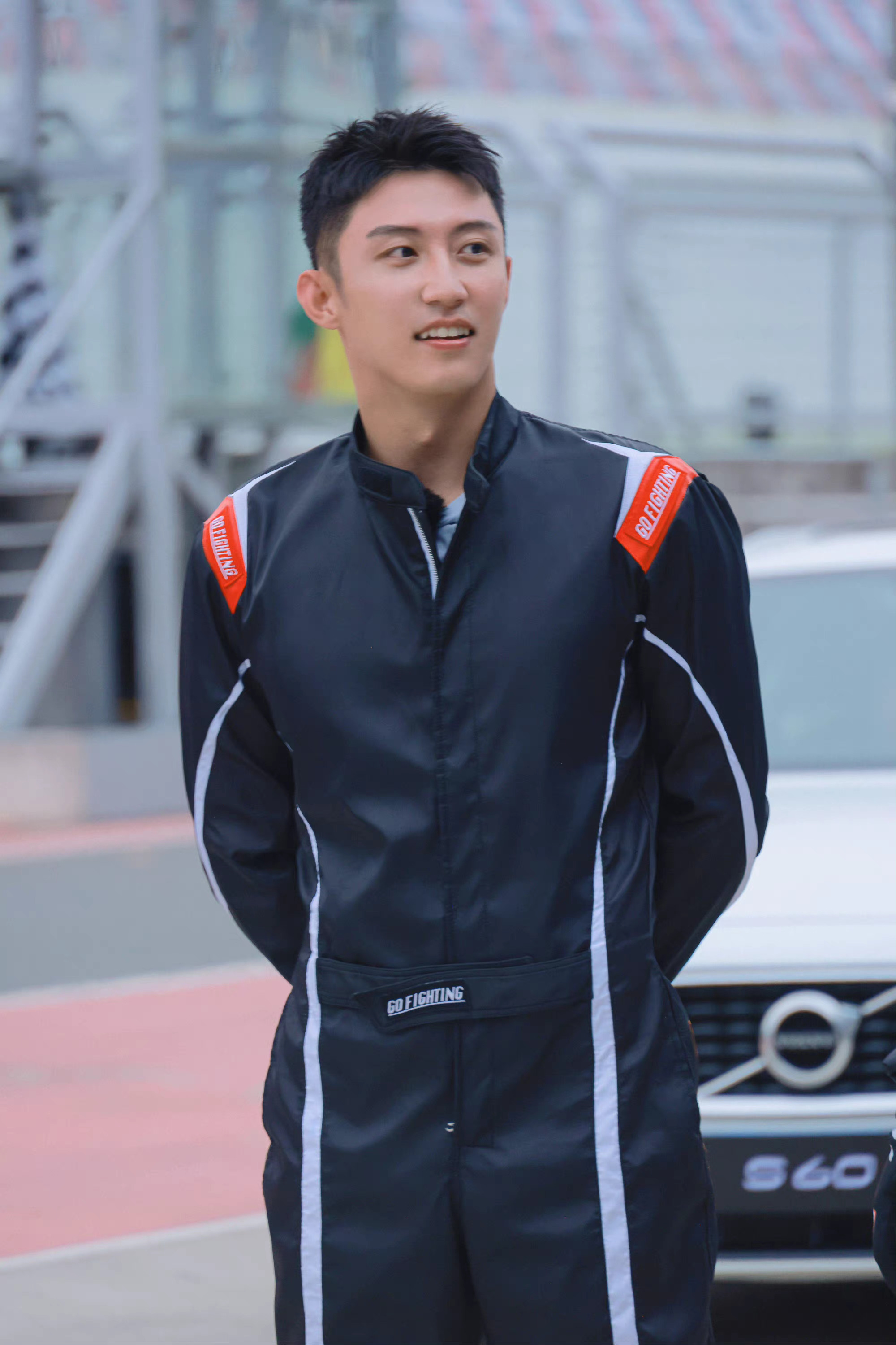 周一早晨来看赛车手帅哥 坐进赛车的黄景瑜帅哥