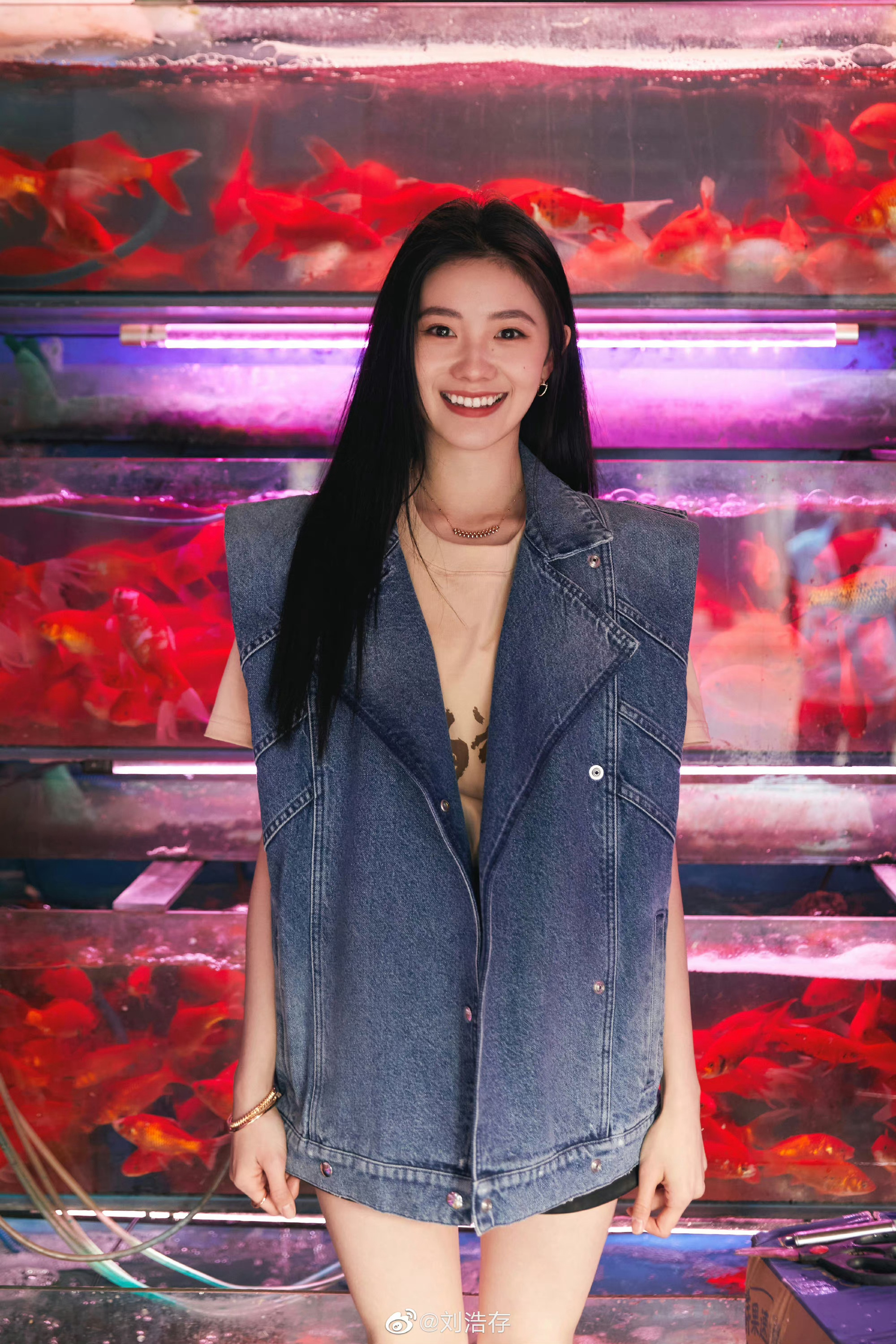 刘浩存新剧脱轨官宣,白色眼妆好不同的感觉……__财经头条