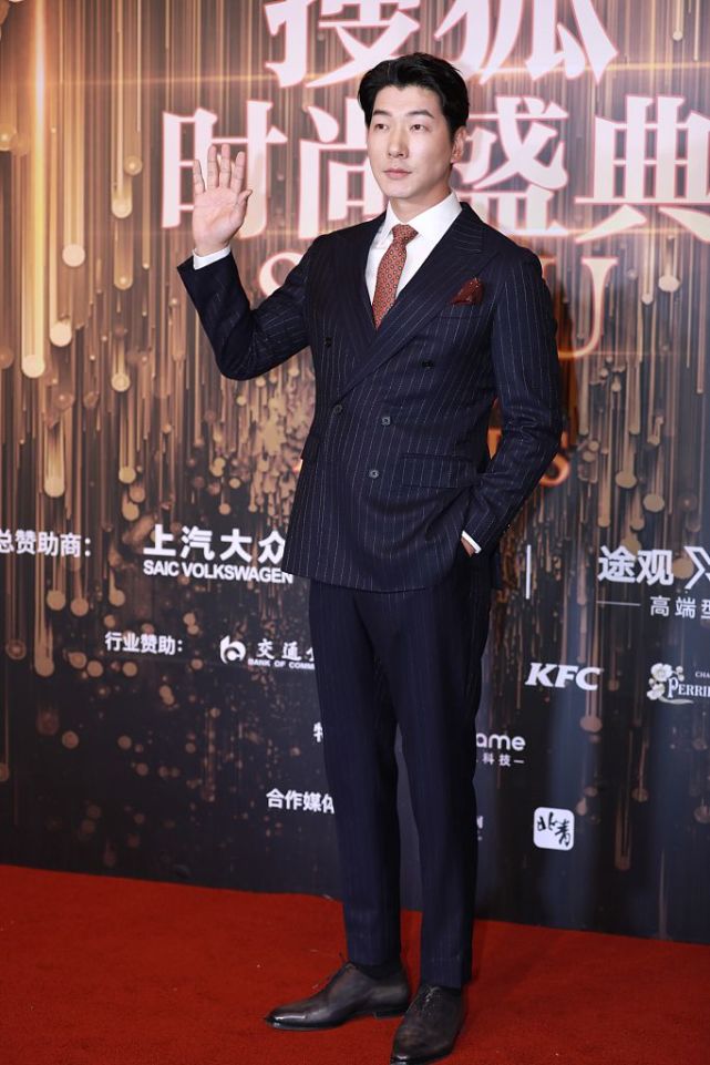 张亮大长腿抢镜.