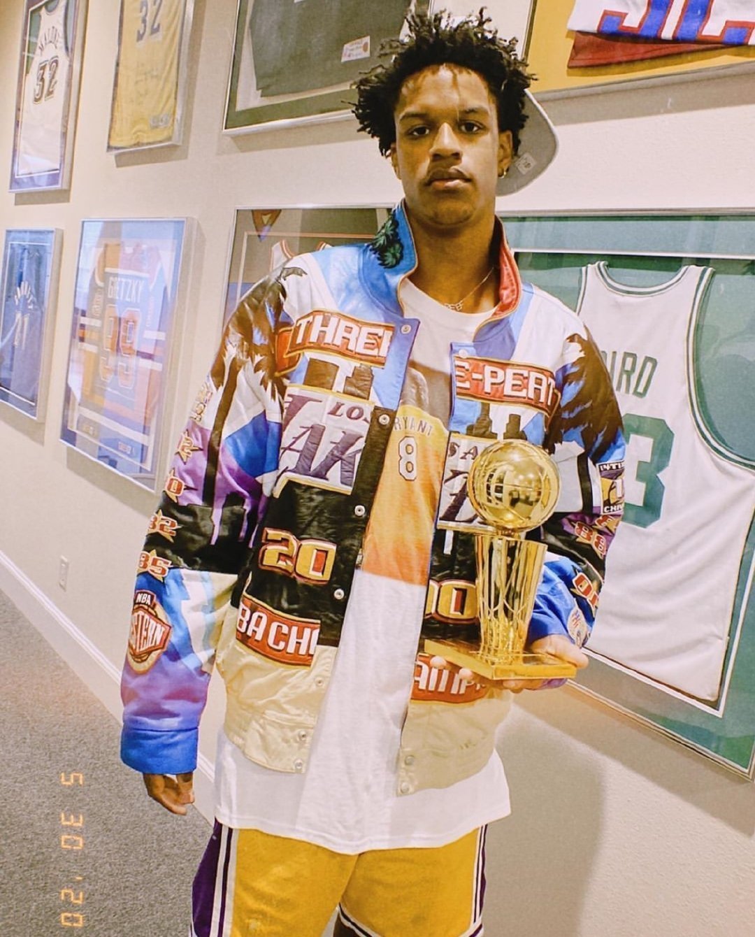 奥尼尔沙里夫身穿@kobebryant 夺冠套装,致敬科比