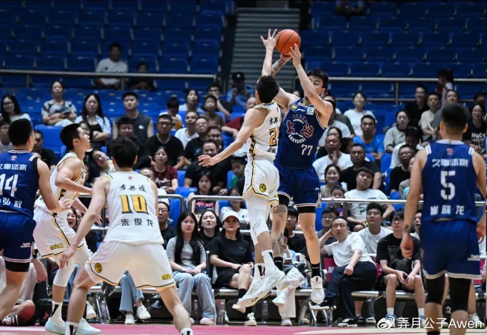 24岁锋将打疯了！全运会2战64分26板，张镇麟空降也难撼动其地位