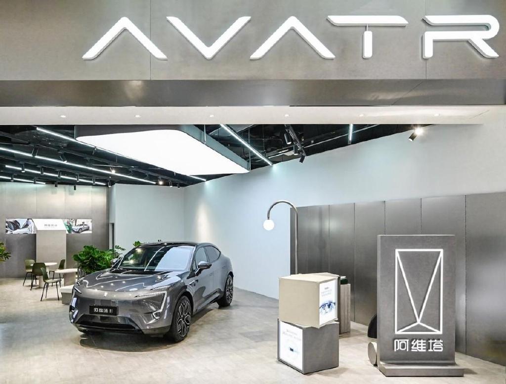 就以最明显的门店数量来看,阿维塔首批体验中心在8月8日正式开业,到了