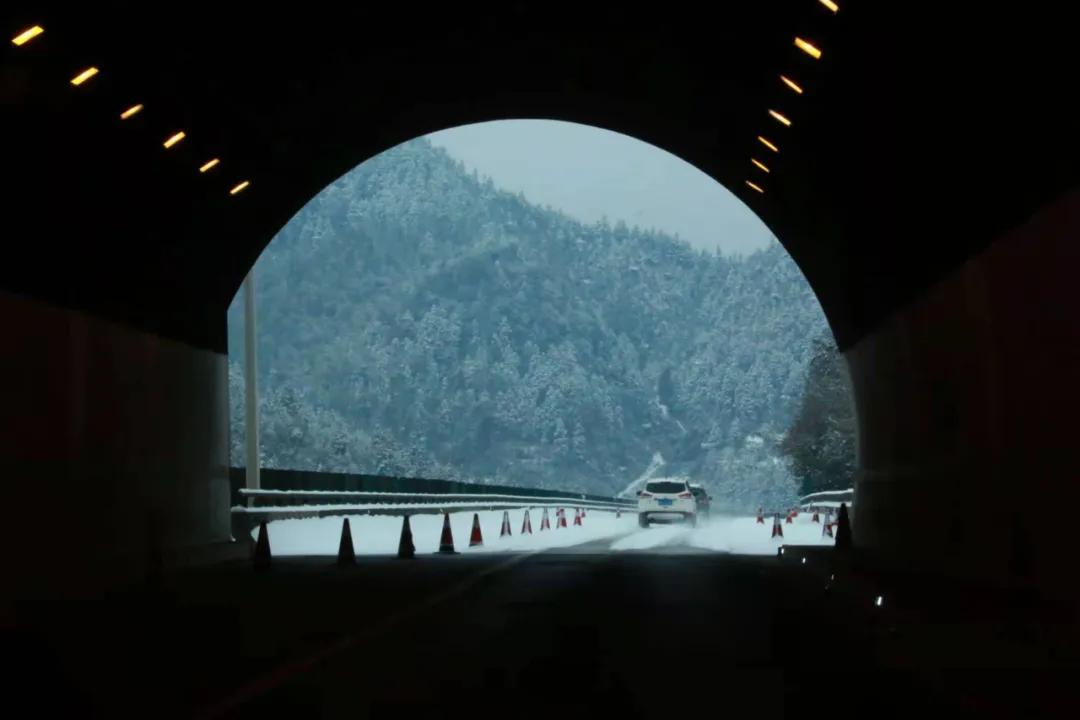 《月溪雪》—— 致敬高速路上的融冰者|隧道|万里|雪花_新浪新闻
