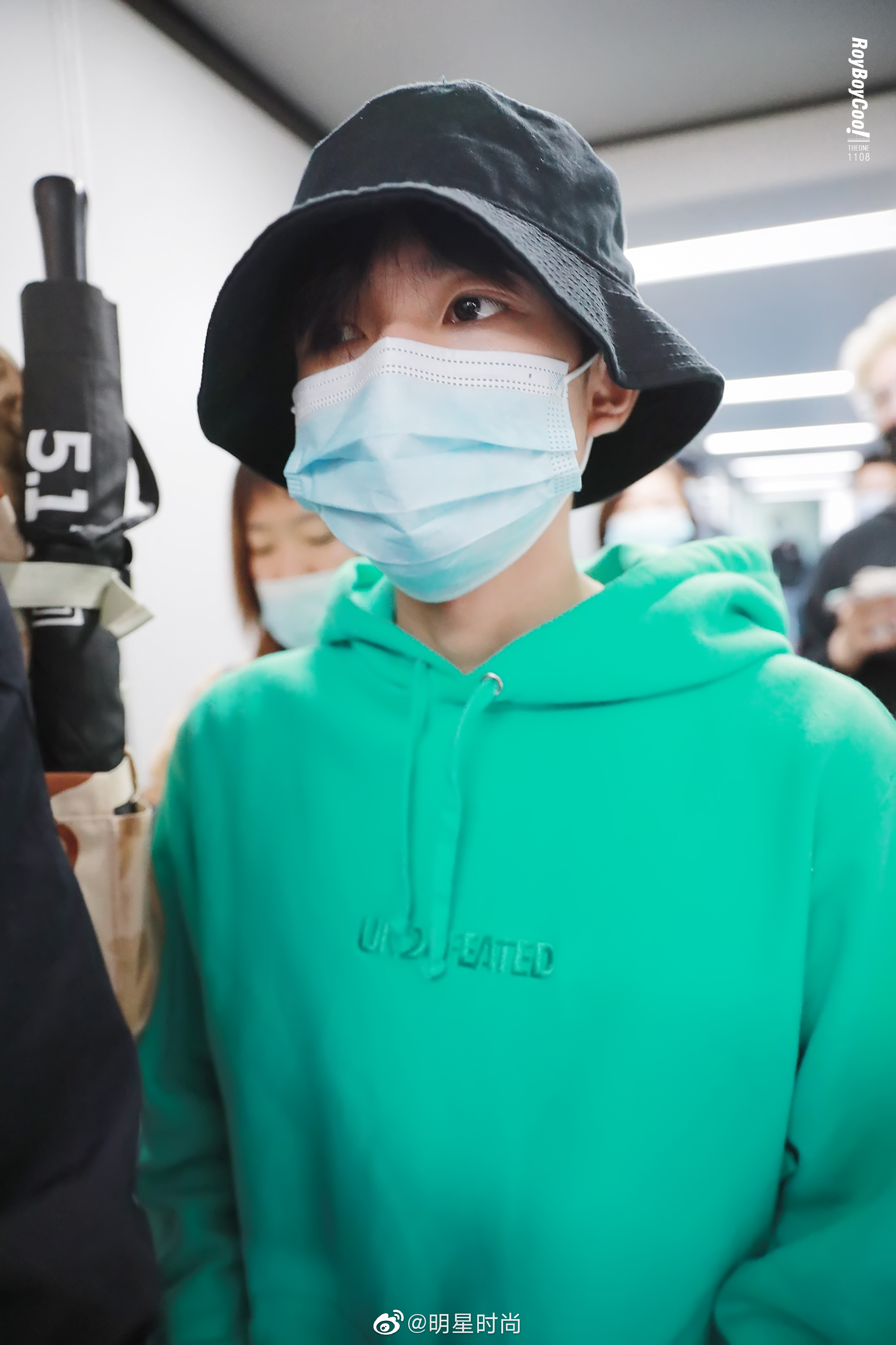 王源最新机场造型,他身穿绿色卫衣搭配黑色渔夫帽