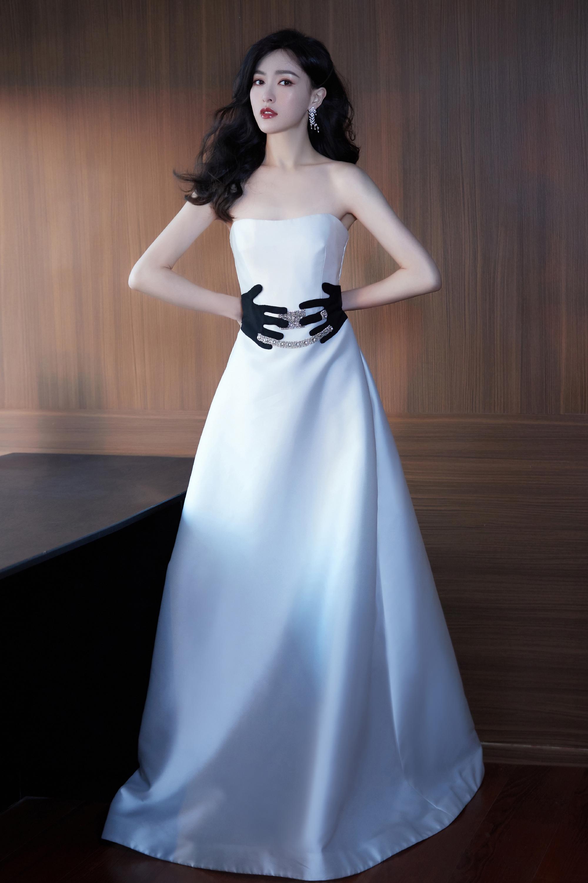 唐嫣和欧阳娜娜撞包又撞鞋阳光明媚运动风一个妩媚一个青春