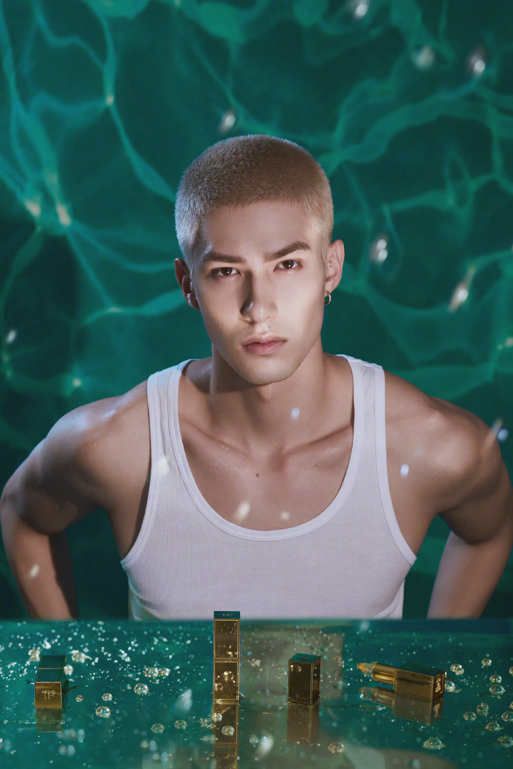 米卡newshot背心健硕的肌肉散发着性感的男性荷尔蒙气息