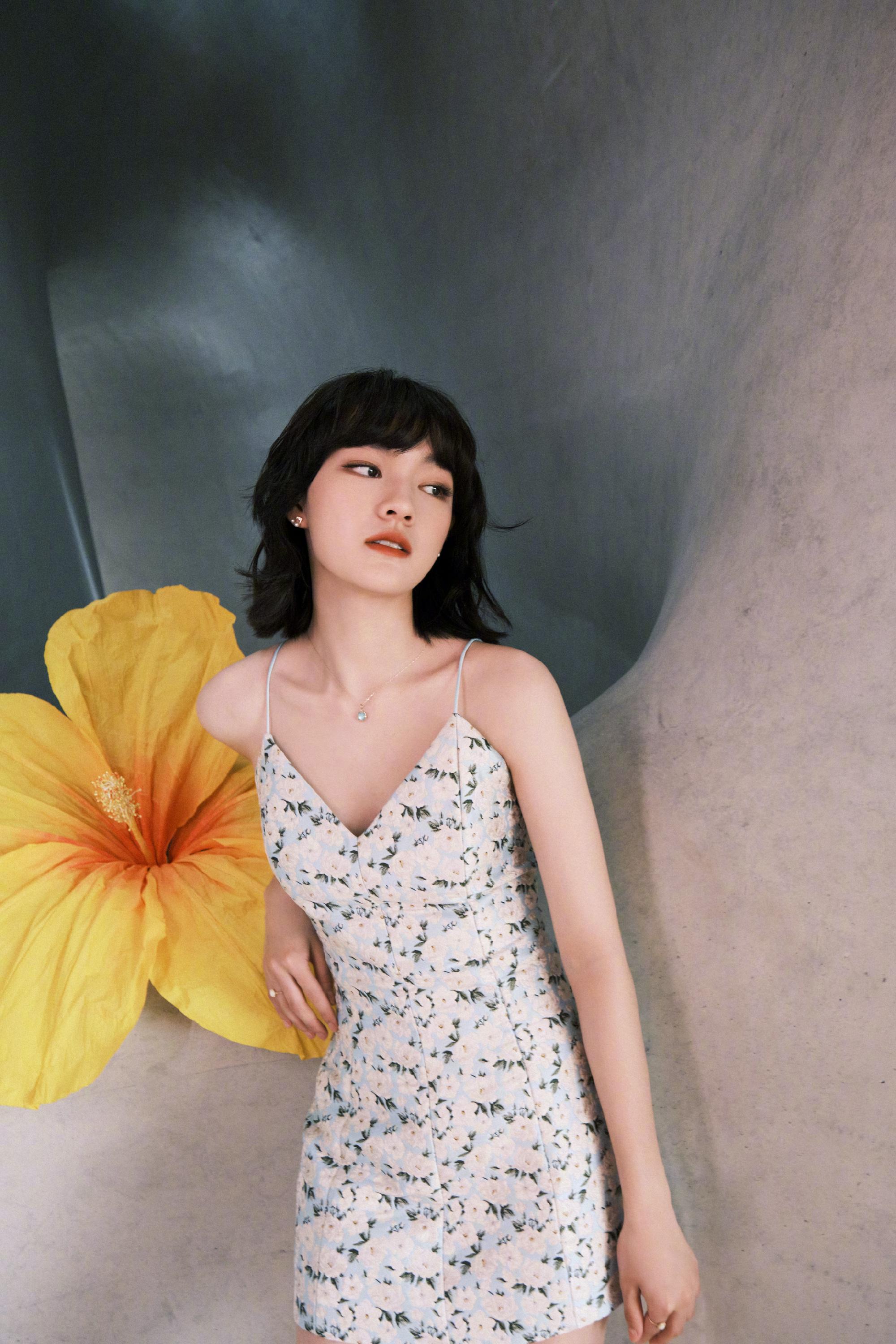 眺海听风文淇身着碎花连衣裙俏丽又清新