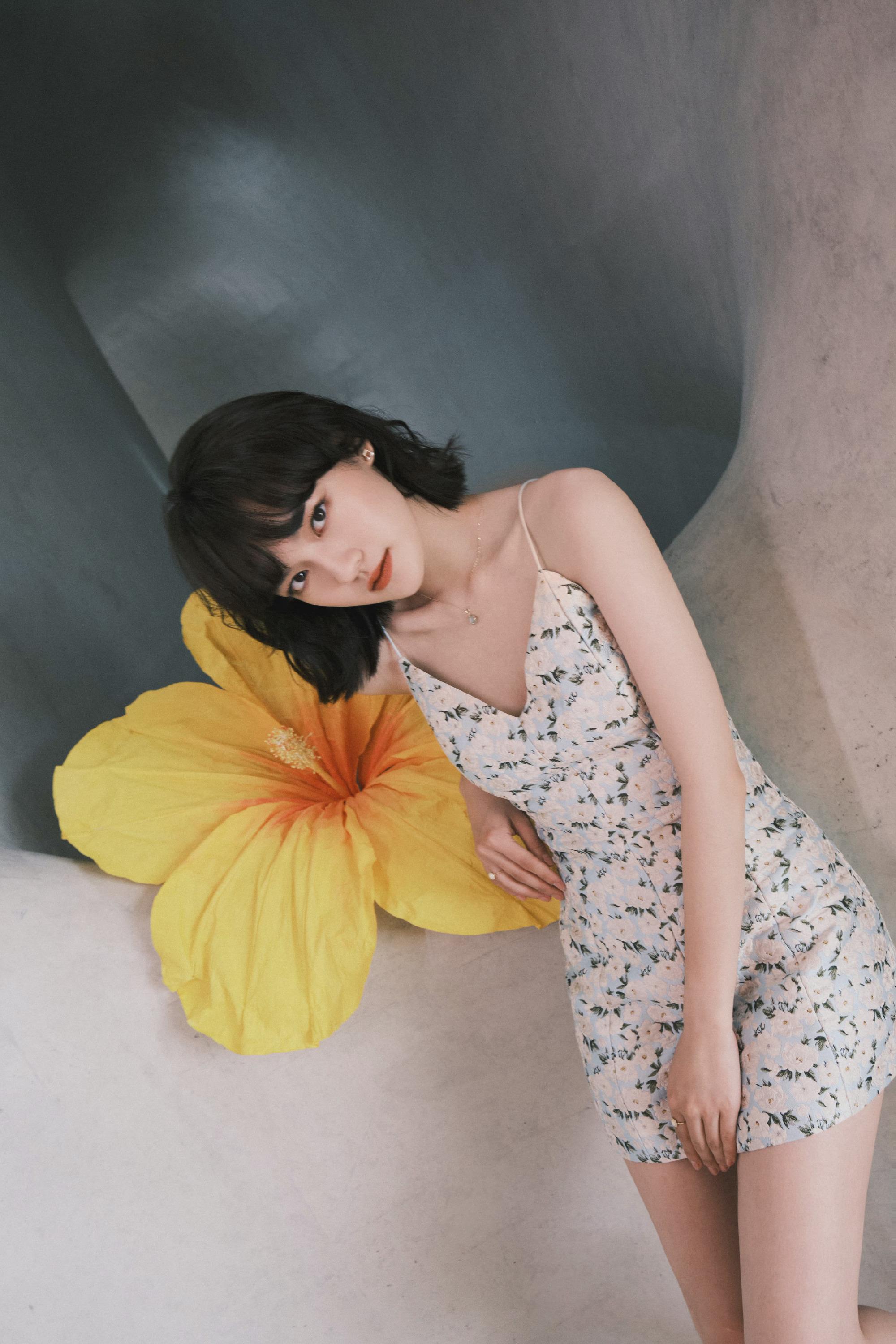 眺海听风 文淇身着碎花连衣裙俏丽又清新