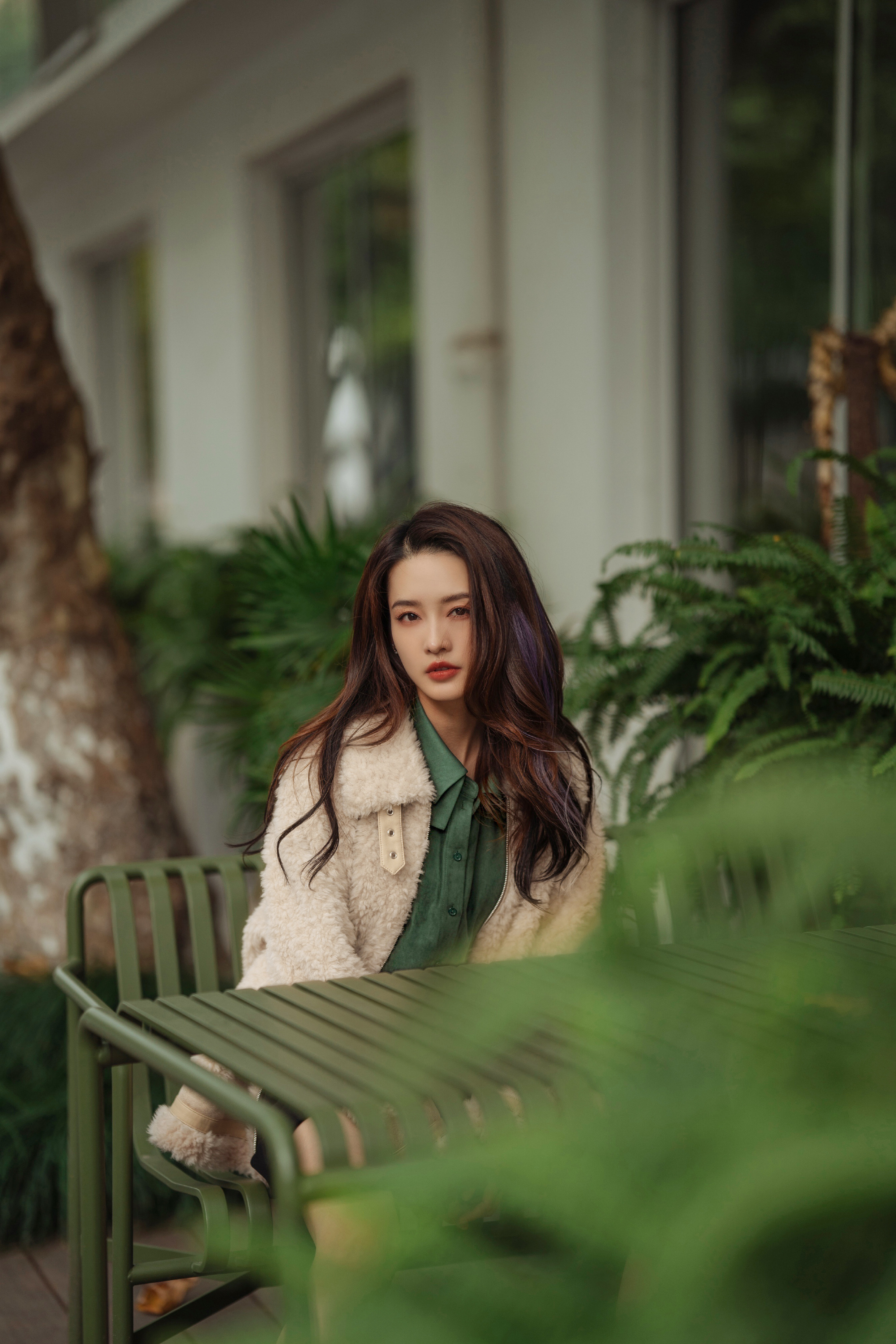 李沁冬日暖阳氛围感写真释出,笑容温柔又治愈,沁沁子真的好绝