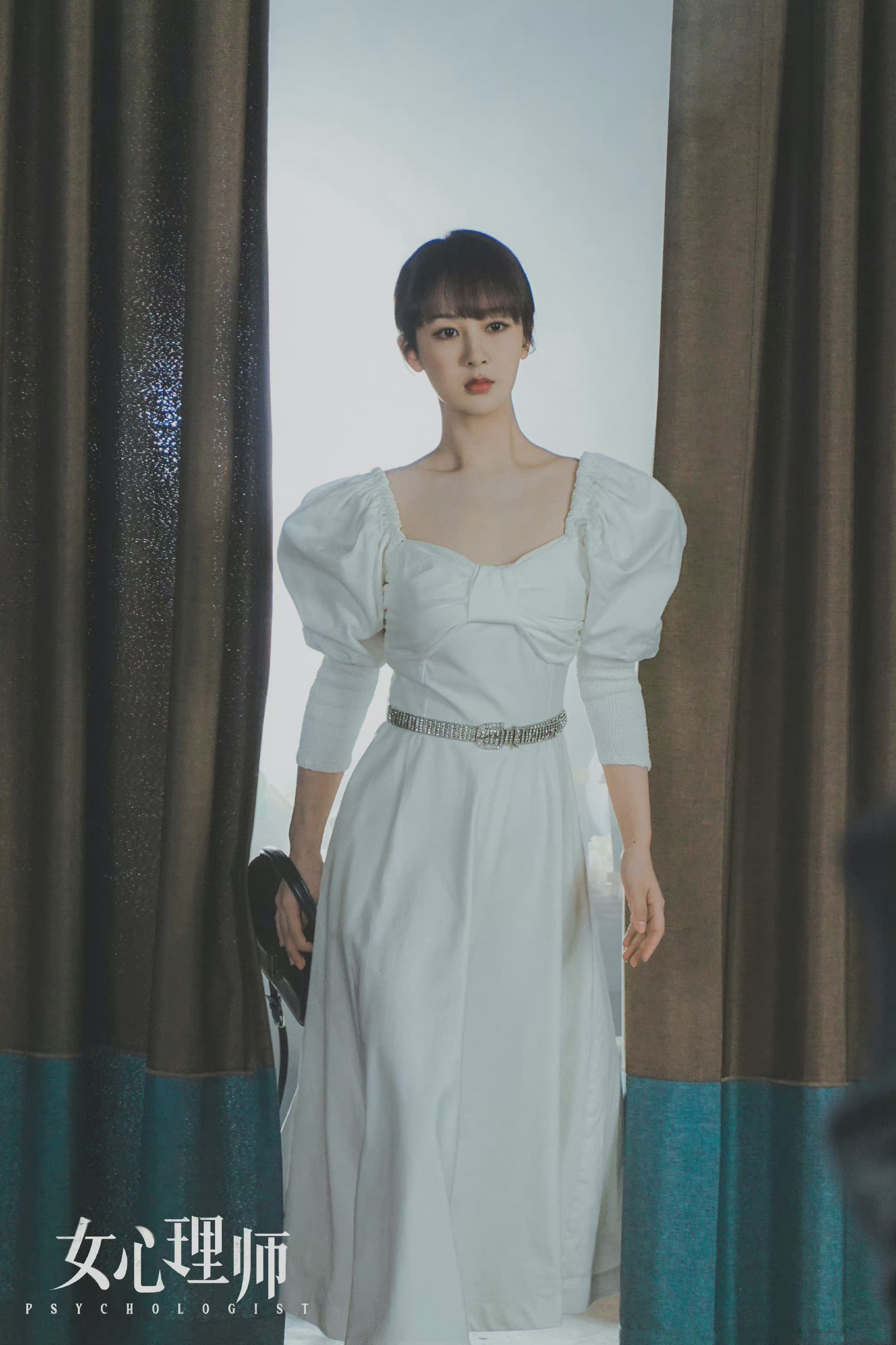 杨紫《女心理师》最新剧照 今天是贺·女王·顿,白裙高贵优雅
