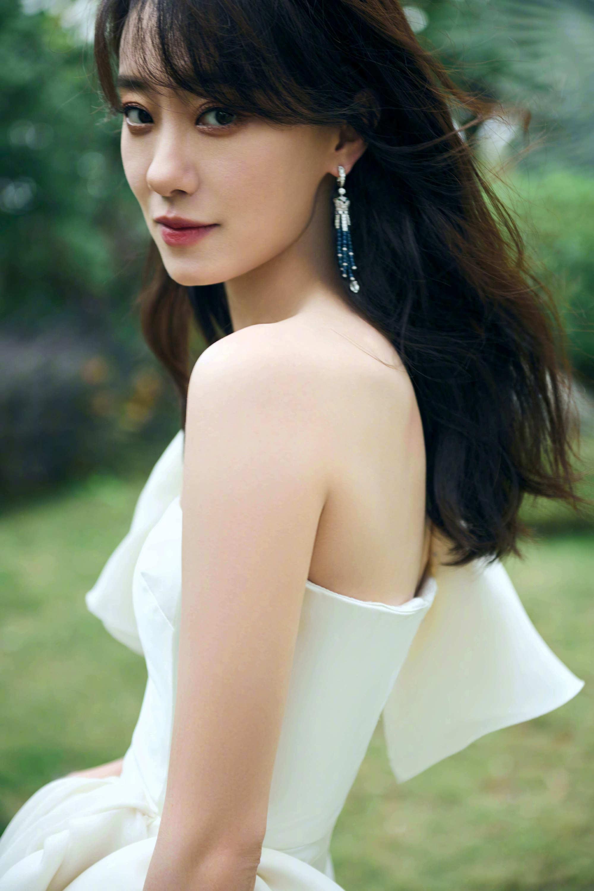 张小斐身着白色礼服裙02简约又优雅