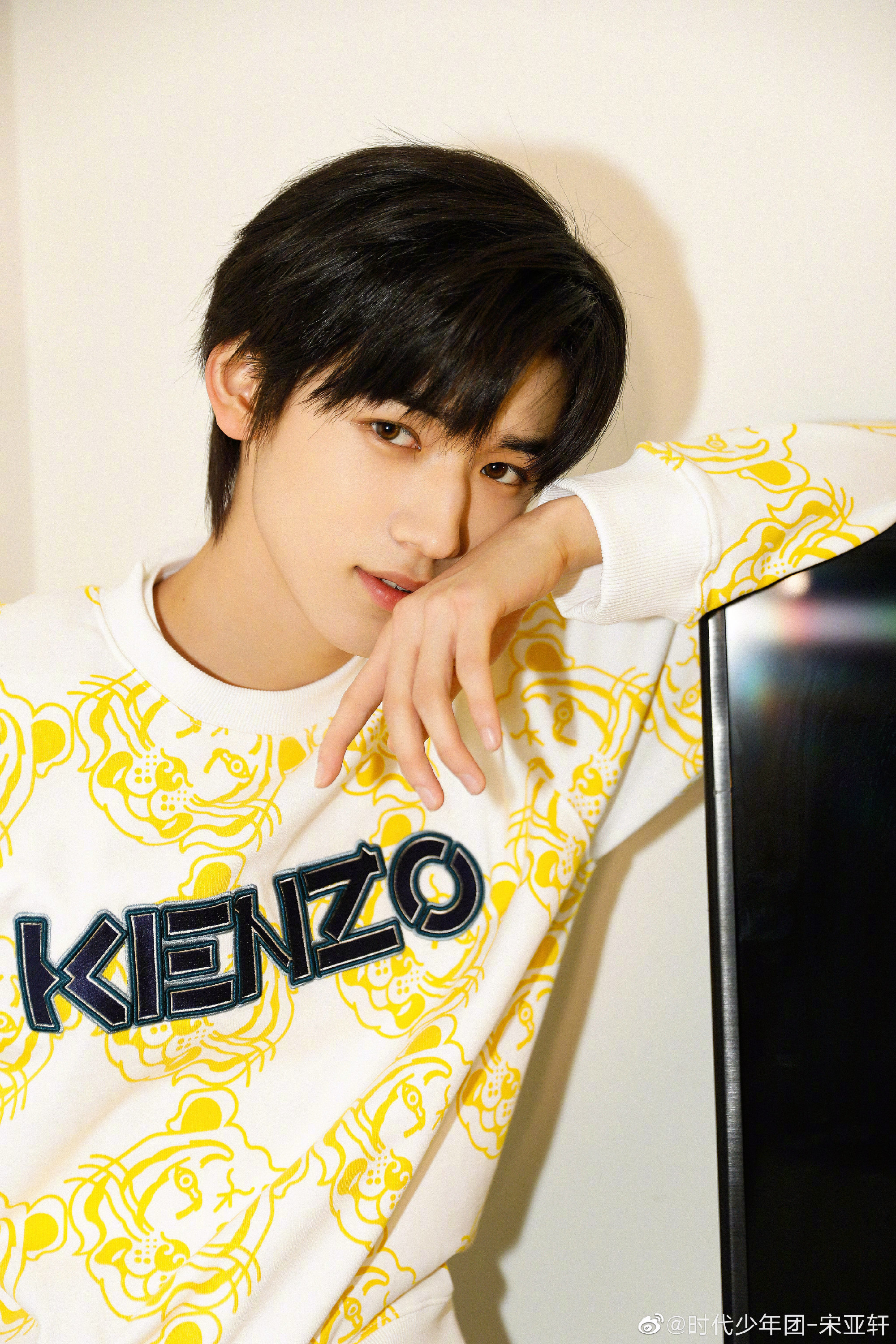 写真 宋亚轩身穿黄色印花卫衣,阳光男孩映入眼帘……__财经头条