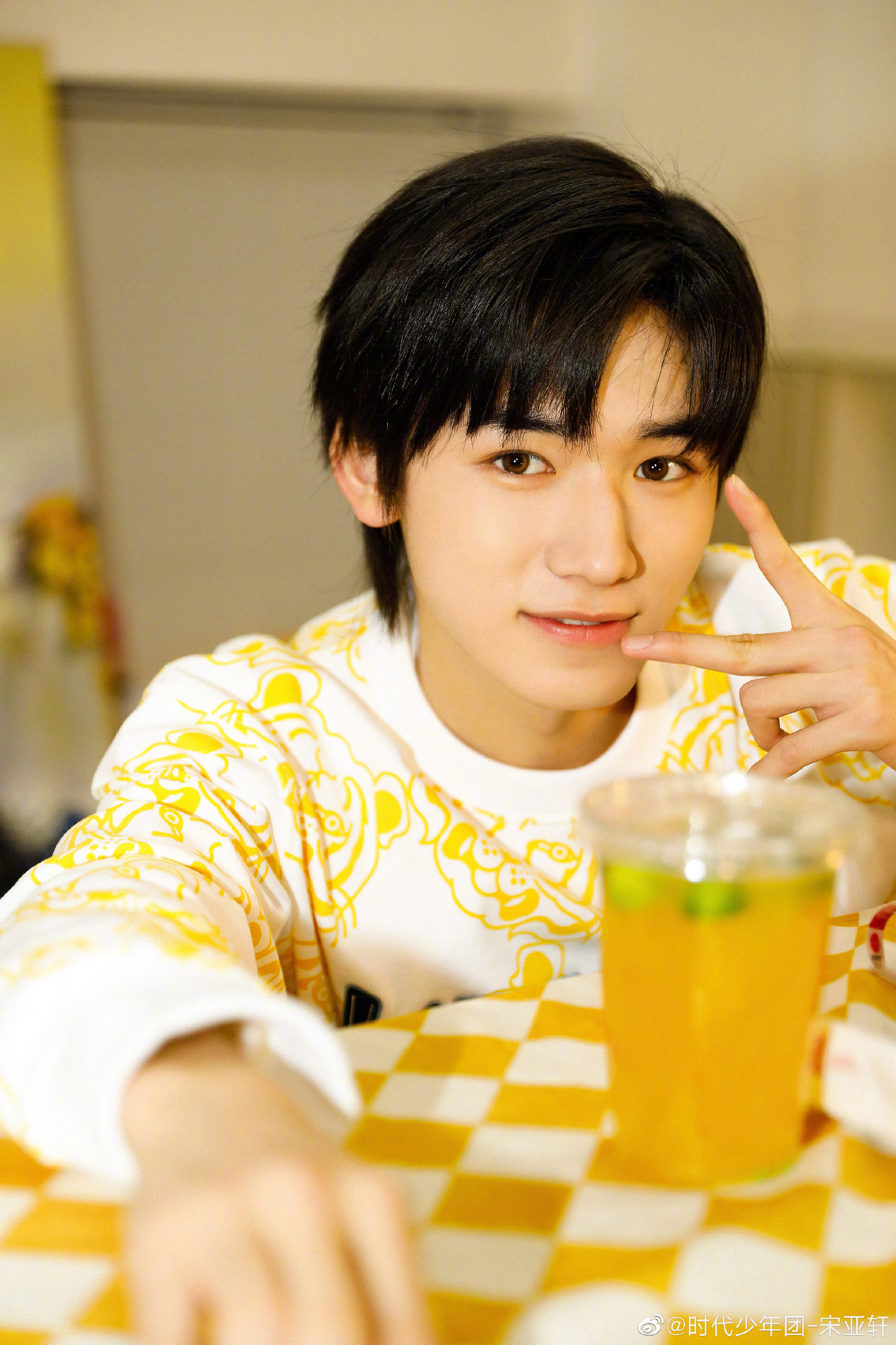 写真 宋亚轩身穿黄色印花卫衣,阳光男孩映入眼帘……__财经头条